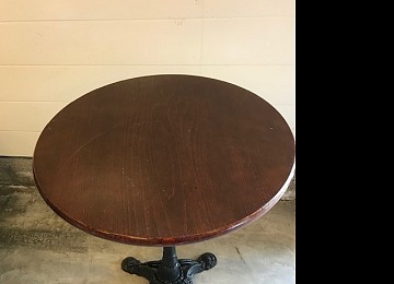 Ruskea pyöreä pöytä valurautajalalla