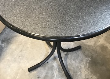 Muovipintaiset pyöreät pöydät