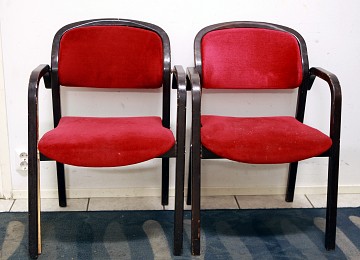 Punaverhoiset puurunko tuolit
